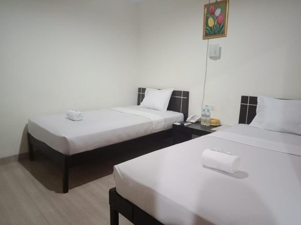 Hotel Meganita Mamuju Esterno foto