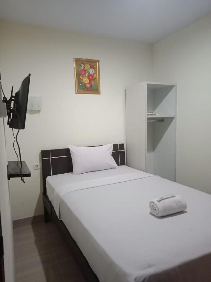 Hotel Meganita Mamuju Esterno foto
